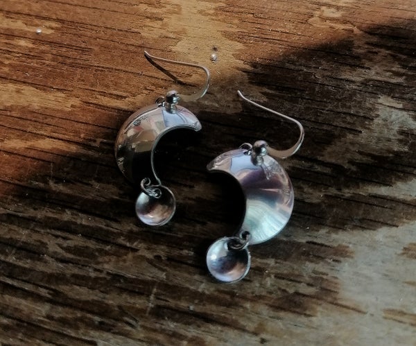 Musta kuu korvakorut