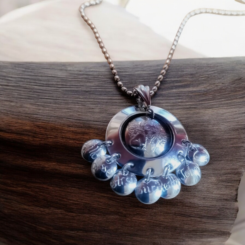 Suojelusenkeli - riipus lasten nimill&auml;